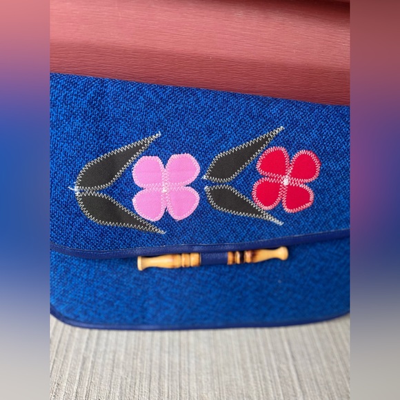 Check out this adorable blue vintage floral envelope clutch with bamboo opening. - Picture 2 of 4